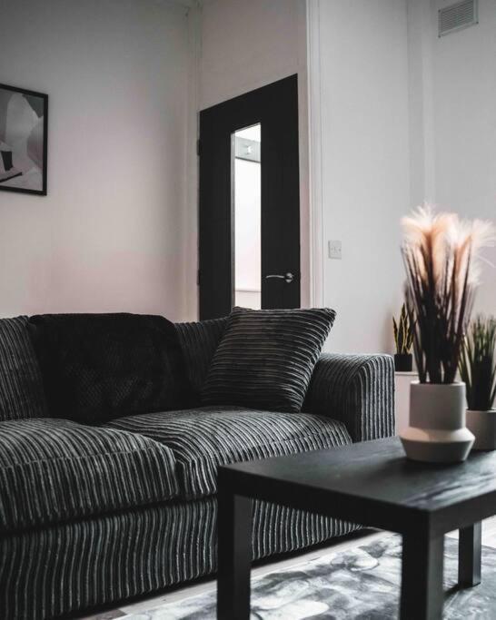 Comfortable Home In Bolton Farnworth Экстерьер фото